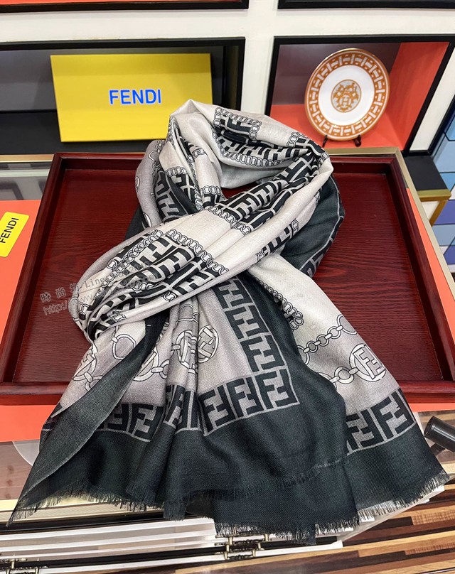 FENDI百搭款女士印花長巾 芬迪2021最新款頂級羊絨圍巾  mmj1543